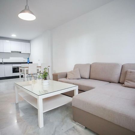 Apartamento En La Carihuela Con Piscina Y Parking, Al Lado De La Playa Apartment Torremolinos Luaran gambar