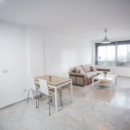 Apartamento En La Carihuela Con Piscina Y Parking, Al Lado De La Playa Apartment Torremolinos Luaran gambar
