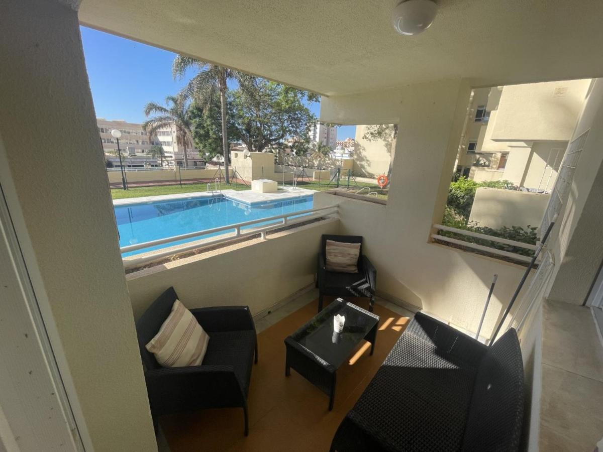 Apartamento En La Carihuela Con Piscina Y Parking, Al Lado De La Playa Apartment Torremolinos Luaran gambar