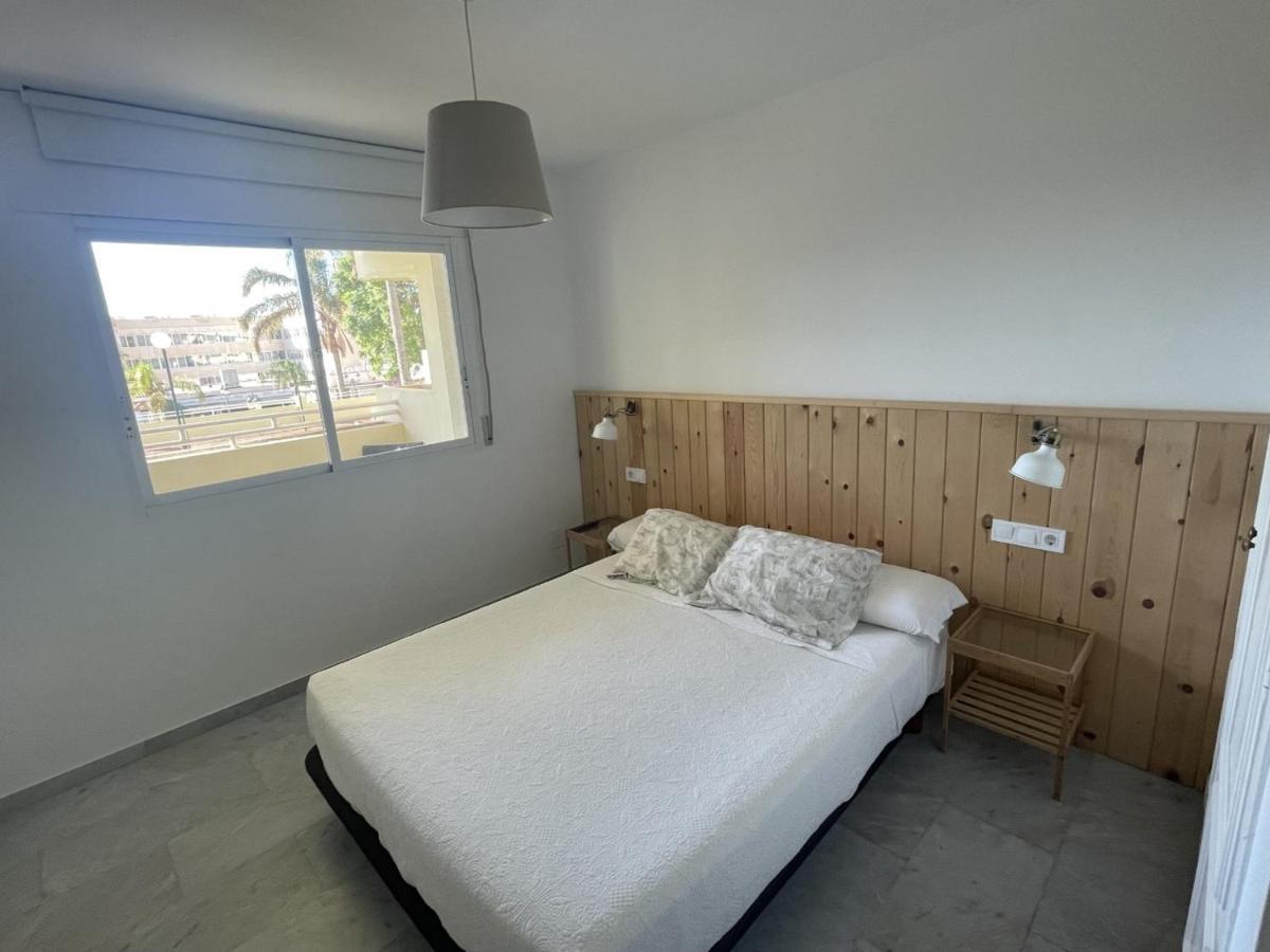 Apartamento En La Carihuela Con Piscina Y Parking, Al Lado De La Playa Apartment Torremolinos Luaran gambar