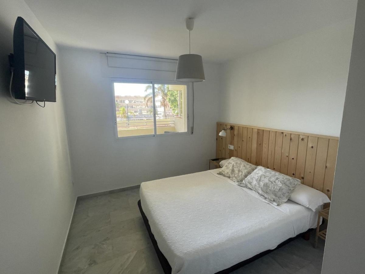 Apartamento En La Carihuela Con Piscina Y Parking, Al Lado De La Playa Apartment Torremolinos Luaran gambar