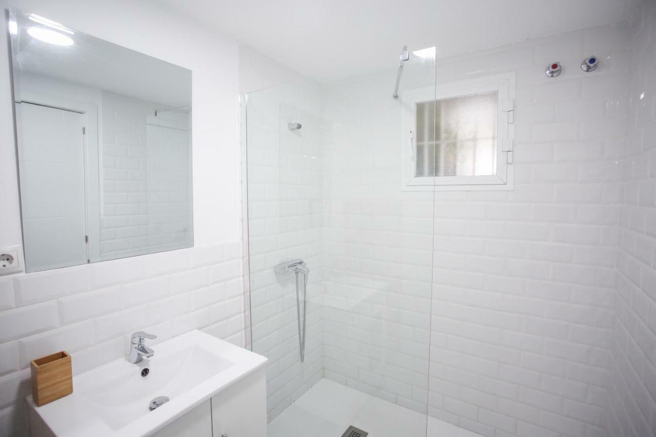 Apartamento En La Carihuela Con Piscina Y Parking, Al Lado De La Playa Apartment Torremolinos Luaran gambar