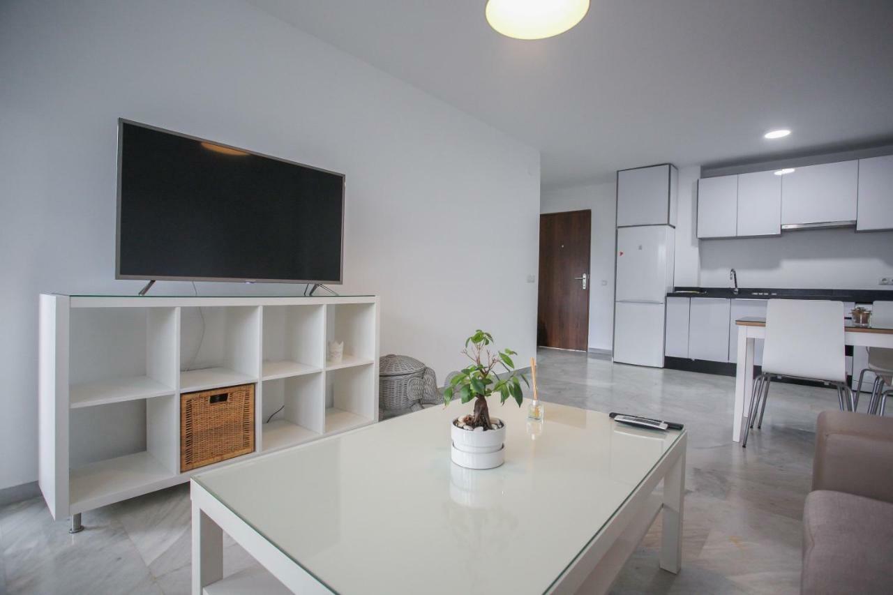 Apartamento En La Carihuela Con Piscina Y Parking, Al Lado De La Playa Apartment Torremolinos Luaran gambar
