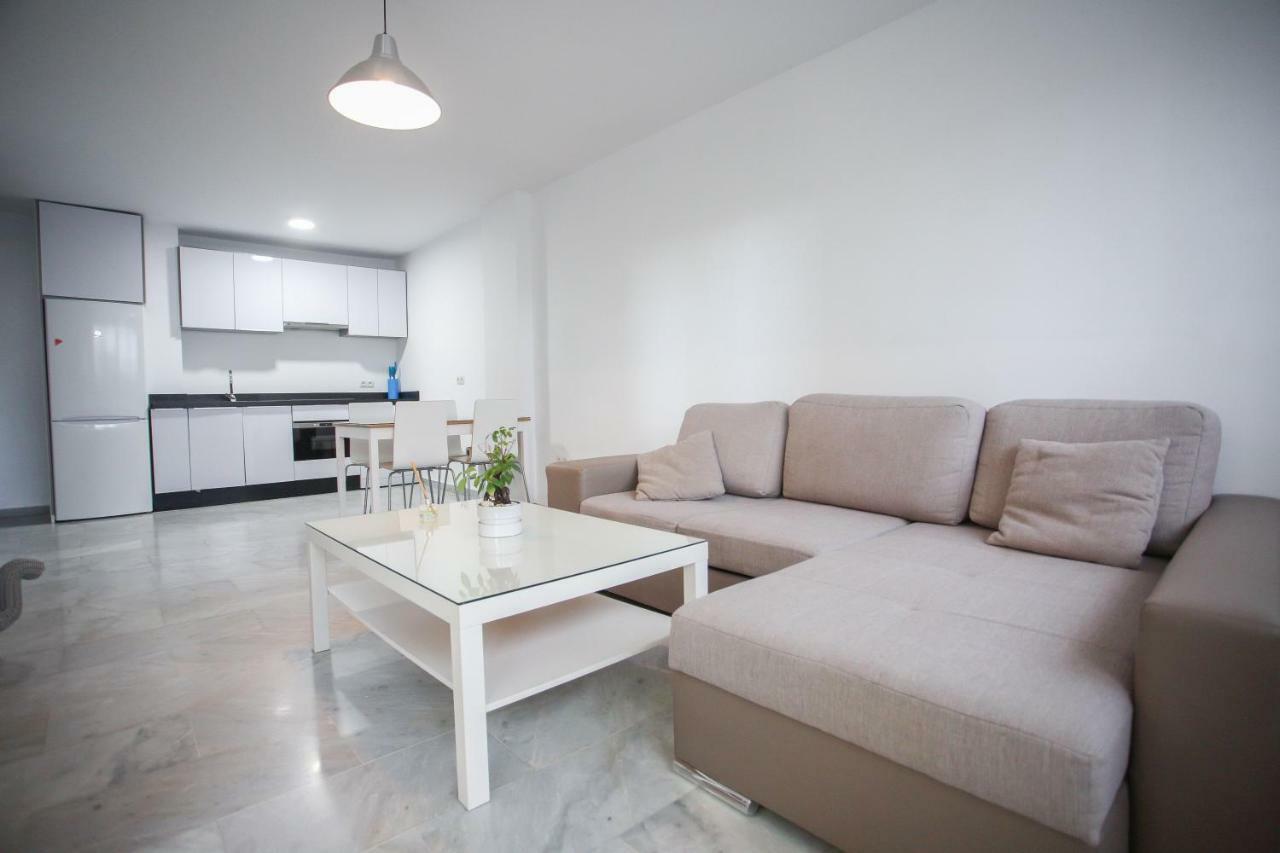Apartamento En La Carihuela Con Piscina Y Parking, Al Lado De La Playa Apartment Torremolinos Luaran gambar