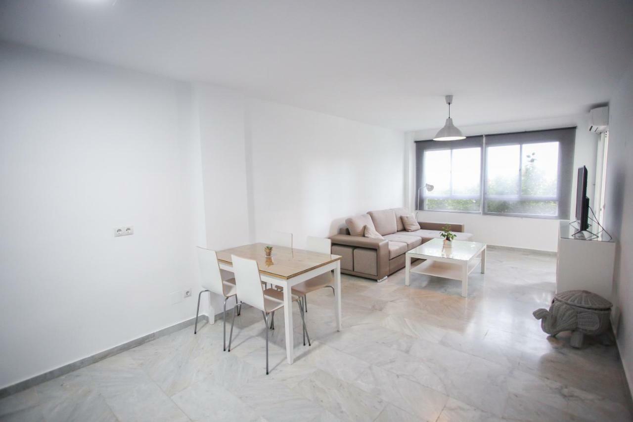 Apartamento En La Carihuela Con Piscina Y Parking, Al Lado De La Playa Apartment Torremolinos Luaran gambar
