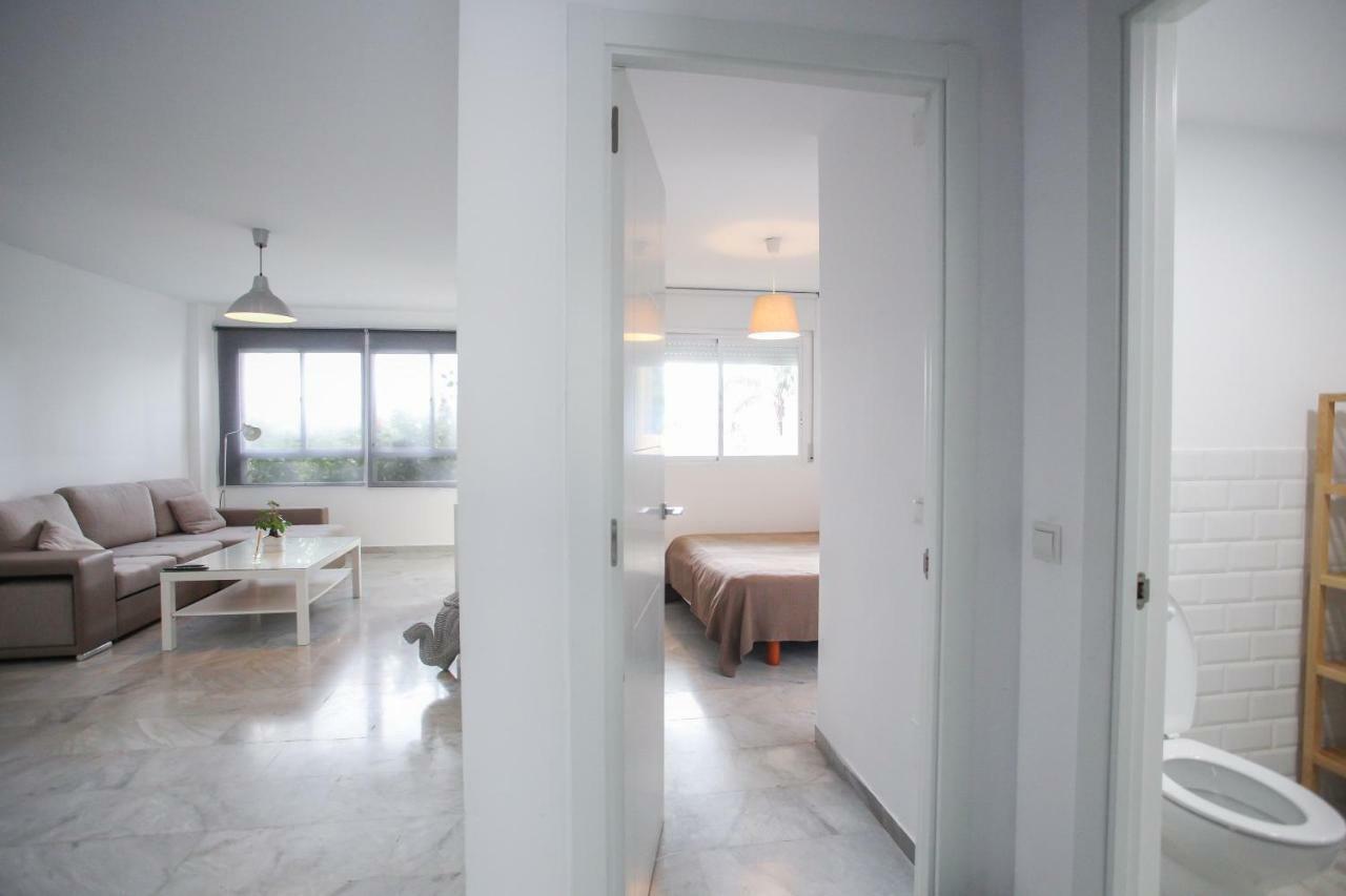 Apartamento En La Carihuela Con Piscina Y Parking, Al Lado De La Playa Apartment Torremolinos Luaran gambar