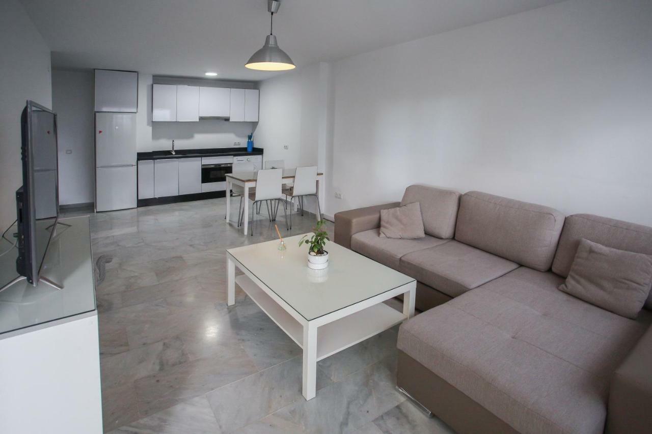 Apartamento En La Carihuela Con Piscina Y Parking, Al Lado De La Playa Apartment Torremolinos Luaran gambar